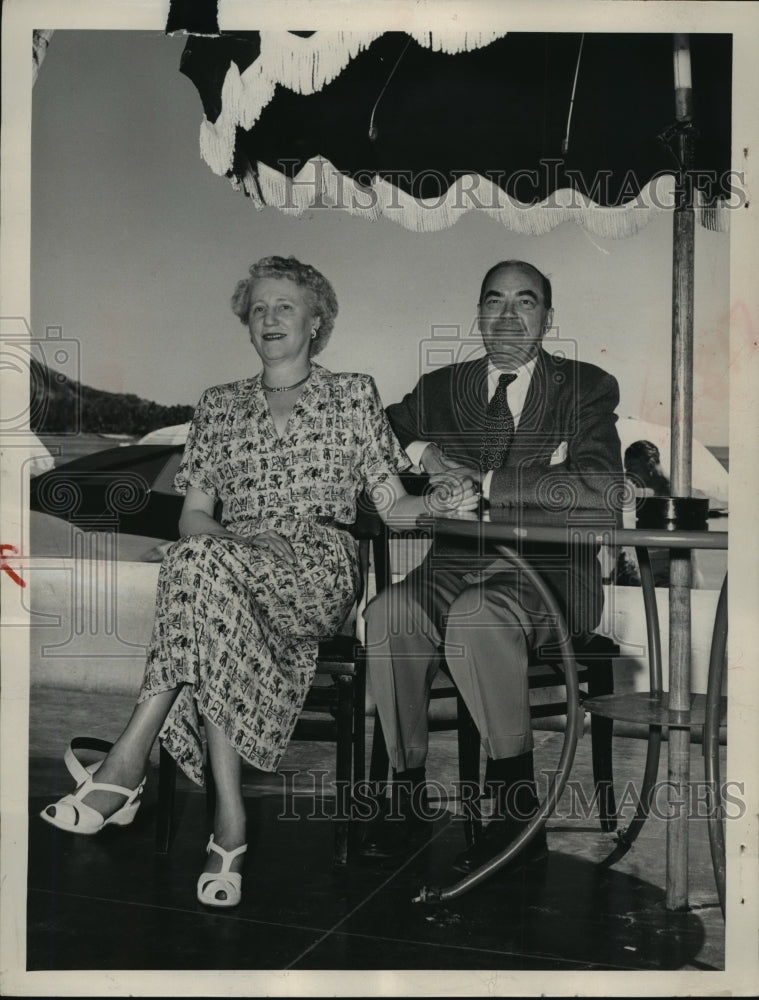 Load image into Gallery viewer, 1949 Press Photo Mr Kasten and his wife, the former Elizabeth Elser Falk in Fla
