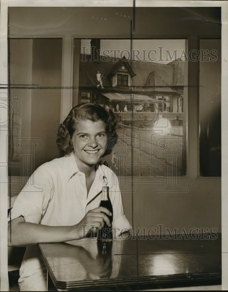 1946 Press Photo Miss Alice Kieckhefer, sips a coke while &quot;trying out&quot;- Historic Images