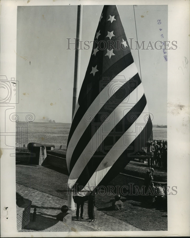 Load image into Gallery viewer, 1948 Press Photo Flag ceremony - mja14672
