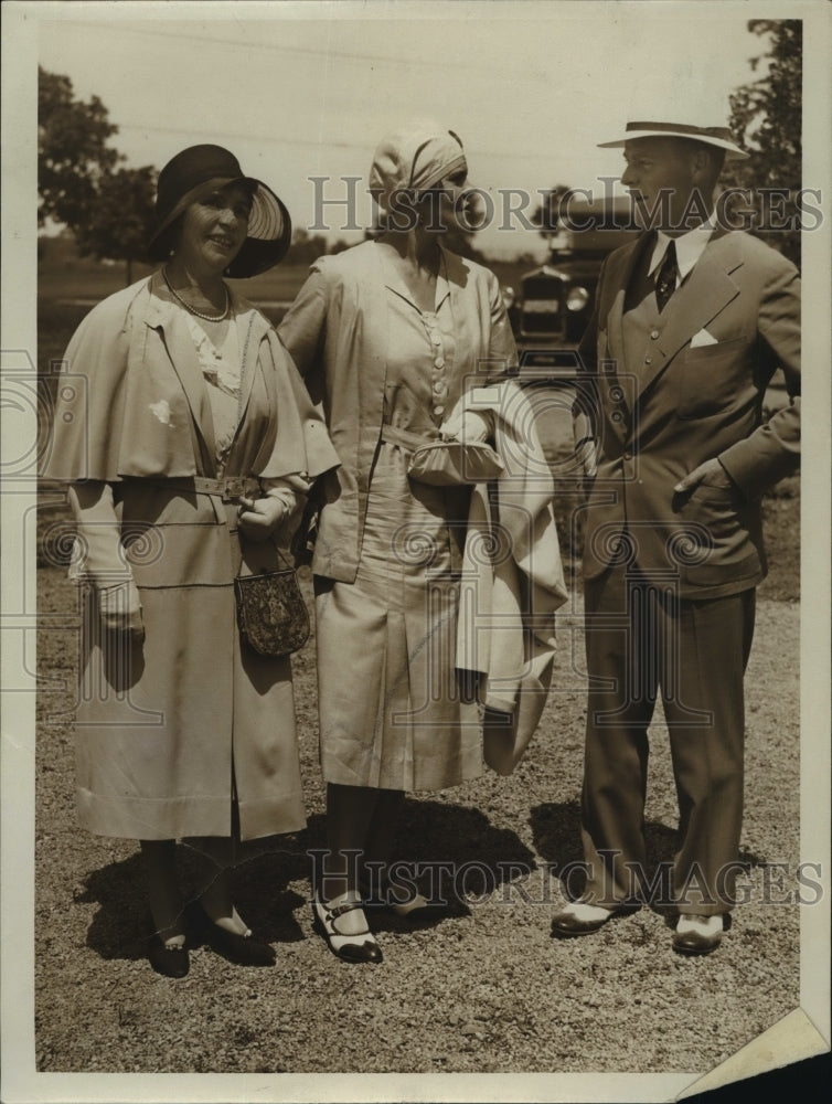 Press Photo Mr & Mrs Waldemar Komeier w/ Mrs J Wyman Flint - mja14757- Historic Images