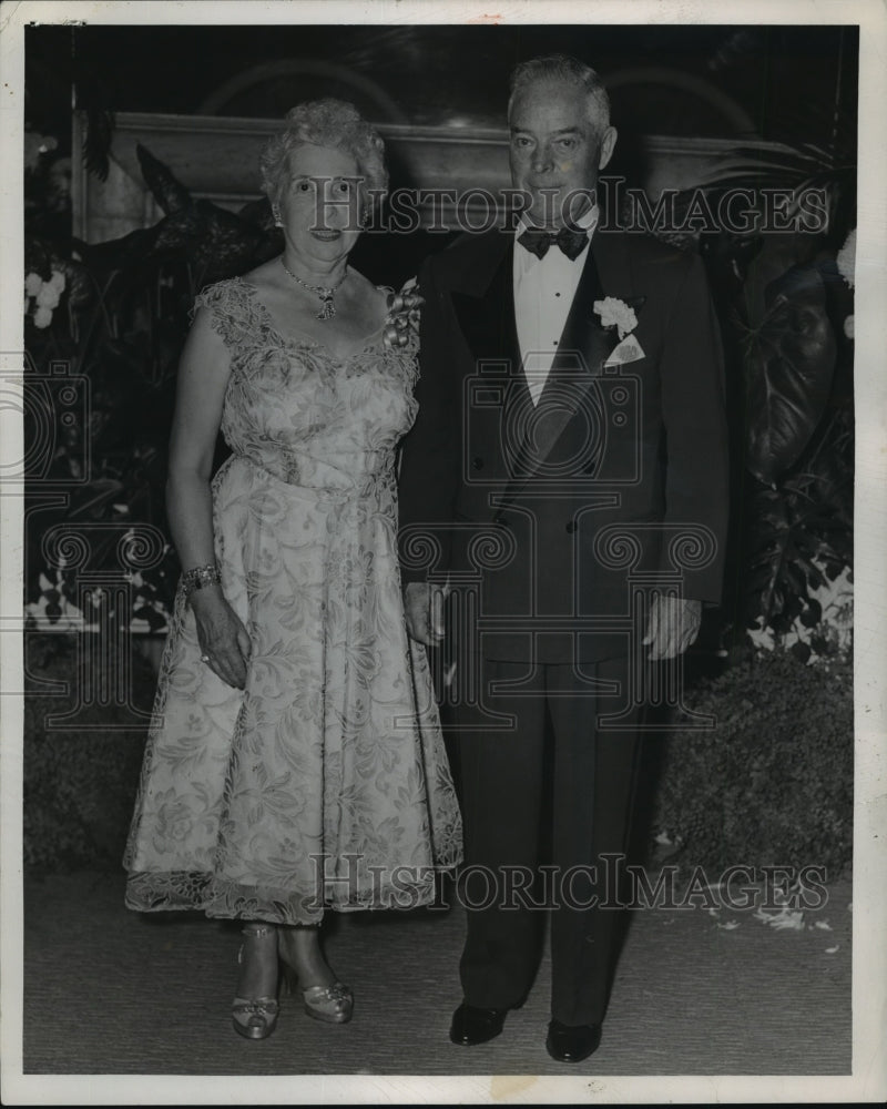 1954 Press Photo Mr & Mrs Waldemar Komeier - mja14759