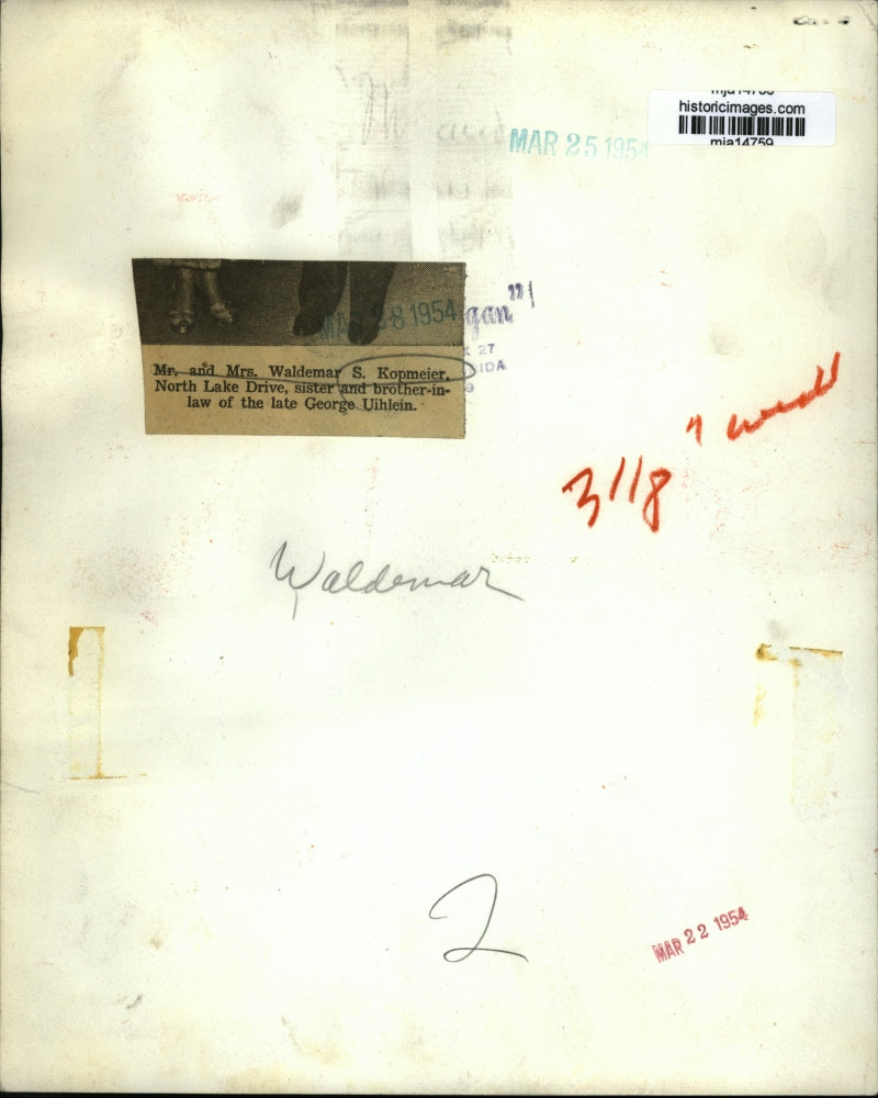 1954 Press Photo Mr & Mrs Waldemar Komeier - mja14759