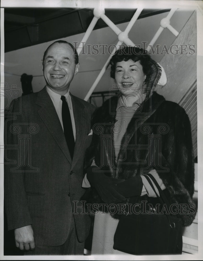 Load image into Gallery viewer, 1955 Press Photo Gov. Walter J. Kohler and Mrs. Kohler stand on a deck
