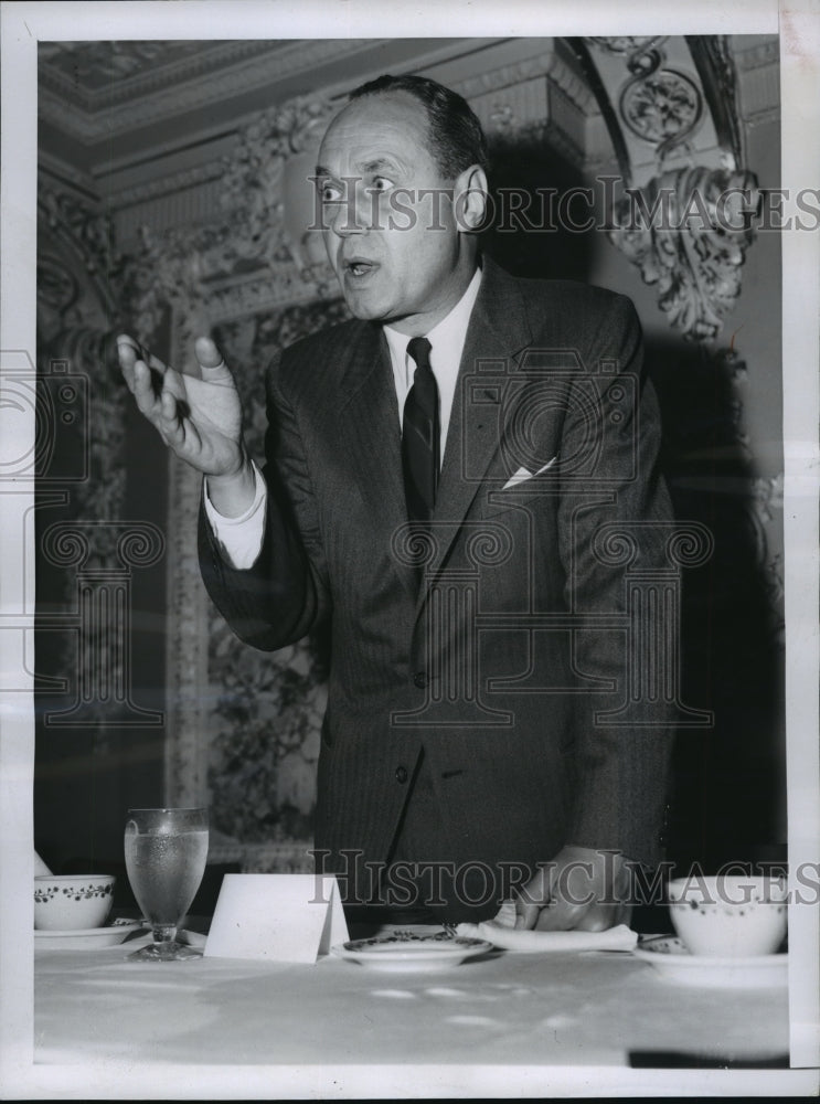 1957 Press Photo Fmr Gov Walter Kohler speaks to League of Women Voters of Ill- Historic Images