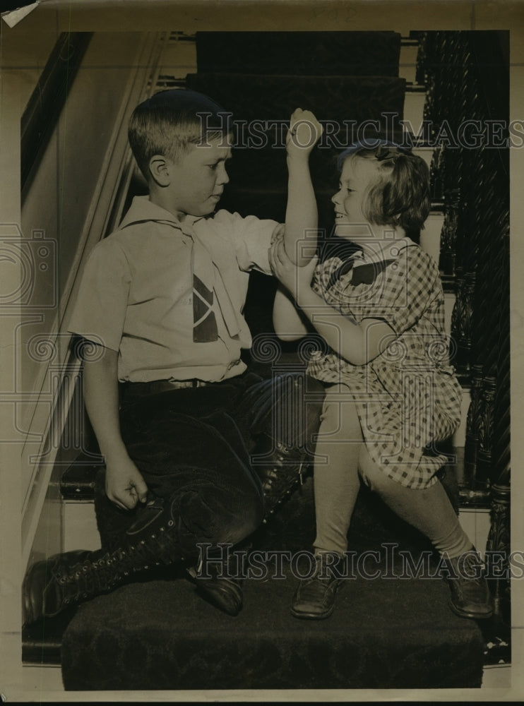 Load image into Gallery viewer, 1935 Press Photo Little sister Judy and his brother - mja15032
