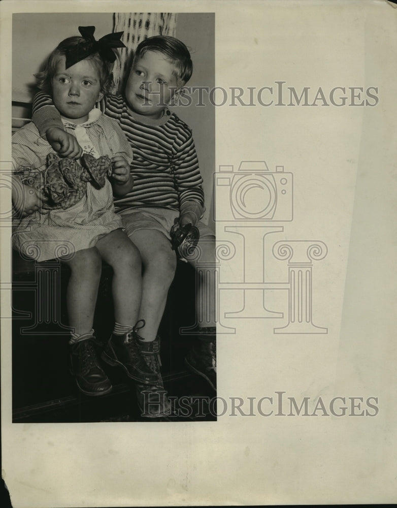 Load image into Gallery viewer, 1931 Press Photo Bob III and Judith La Follette at Mary Uration - mja15036

