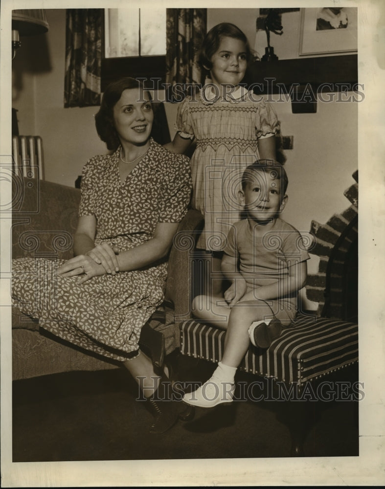 1939 Press Photo Mrs. Thomas B. Hurd with kids - mja15061- Historic Images