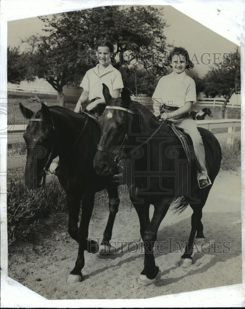 1939 Press Photo Gloria Nell Hunn and Sally Brill riding on a horse - mja15064