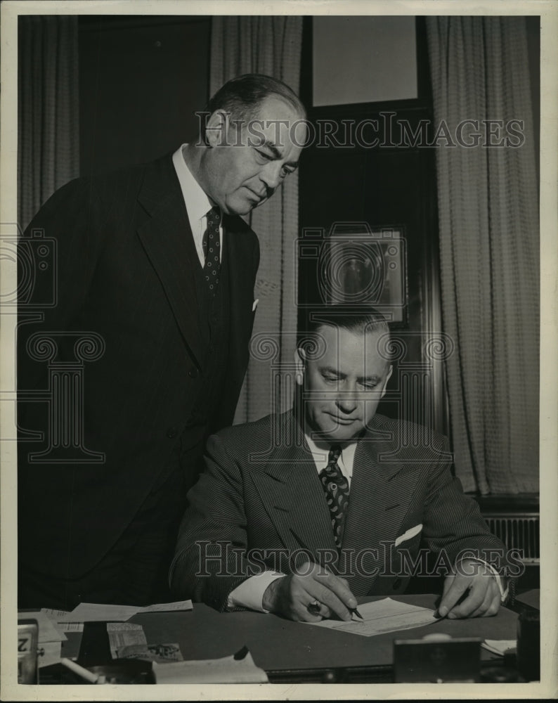 1943 Press Photo Walter Kasten, State Chairman Walter Hawkinson, Sec.-Treas.- Historic Images