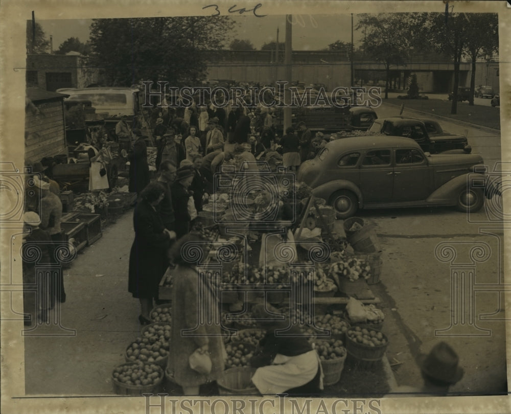  Press Photo Scene at the market- Historic Images