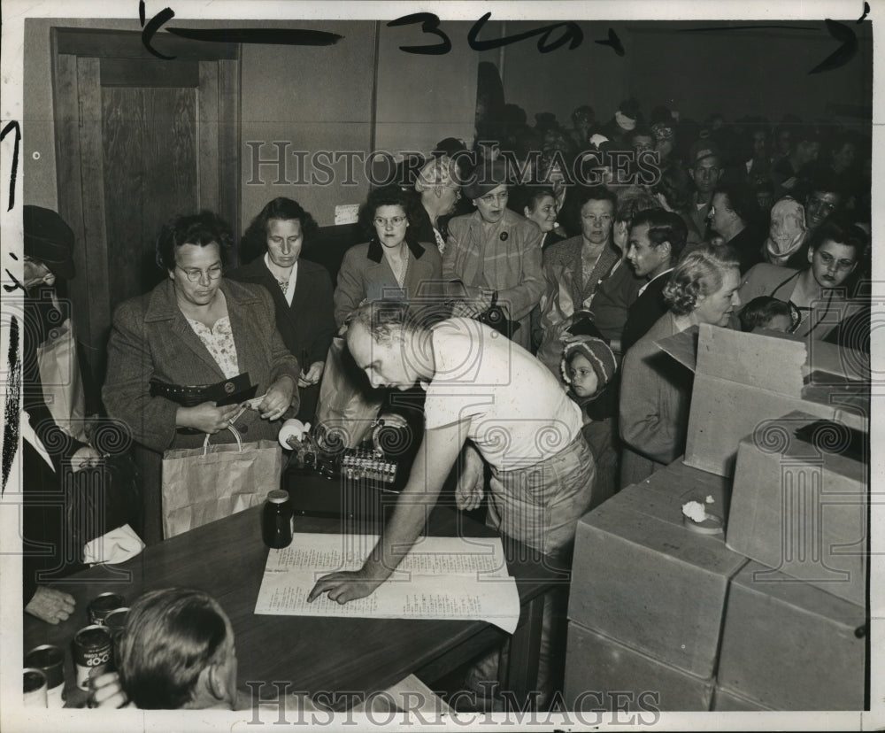 1947 Press Photo Customers purchasing groceries at Kenosha Union headquarters- Historic Images