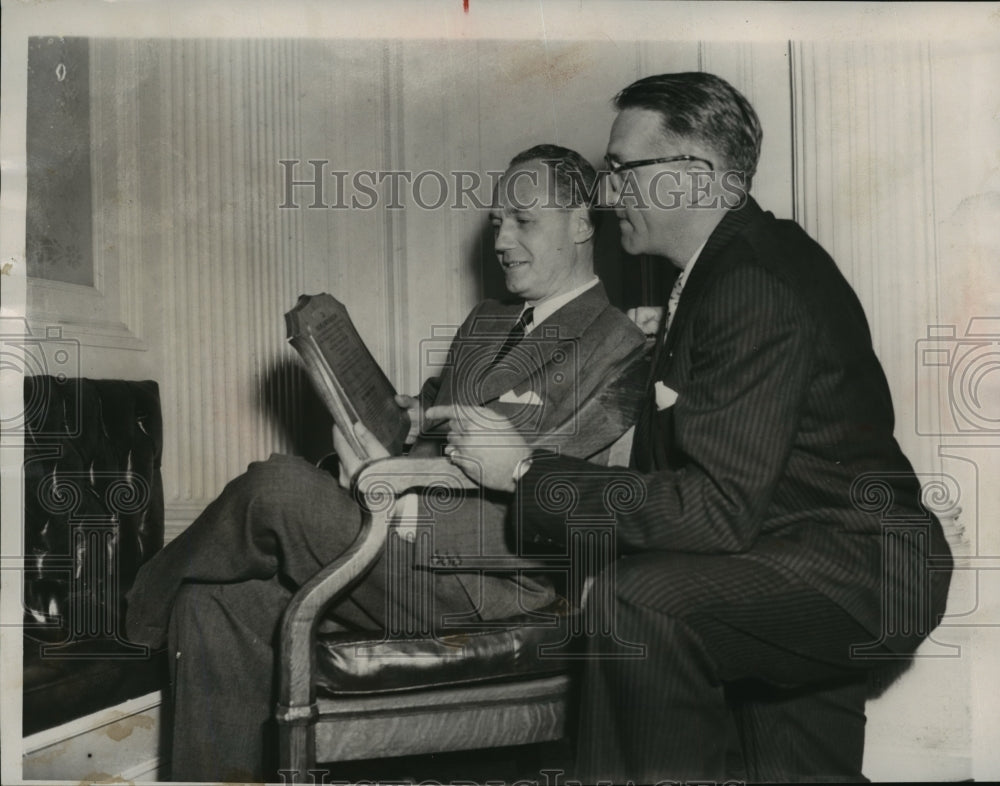 1953 Press Photo Gov. Kohler accepts a plaque - mja15259