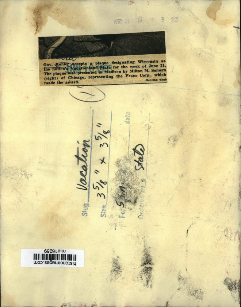 1953 Press Photo Gov. Kohler accepts a plaque - mja15259