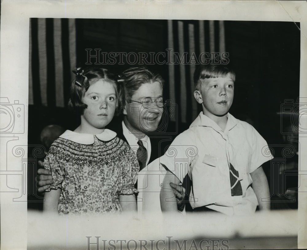 1935 Press Photo Gov Phil La Follette and children Judith and Robert III- Historic Images