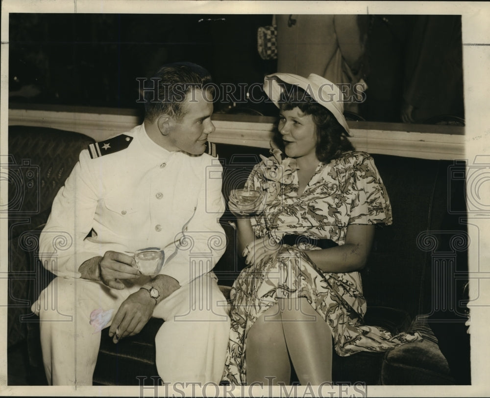 1943 Press Photo Miss Marilyn Kieckhefer is seen with Ensign Gordon Hardwick- Historic Images