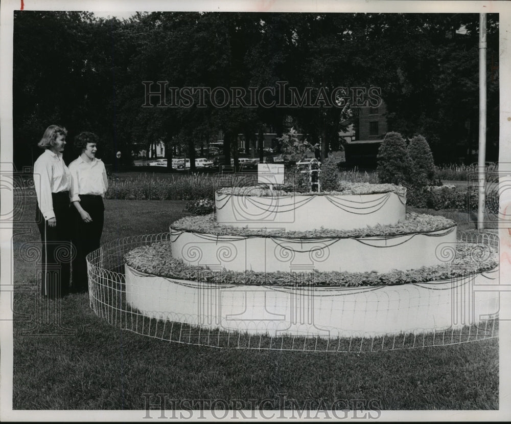 1958 Press Photo Sandra Ketter and Elsa Luebke at Riverside Park at La Crosse