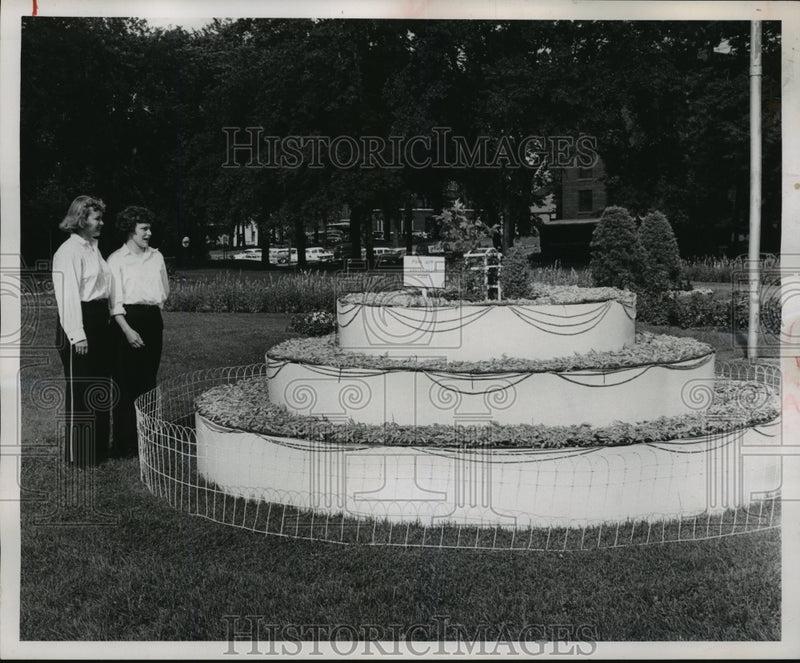 Load image into Gallery viewer, 1958 Press Photo Sandra Ketter and Elsa Luebke at Riverside Park at La Crosse

