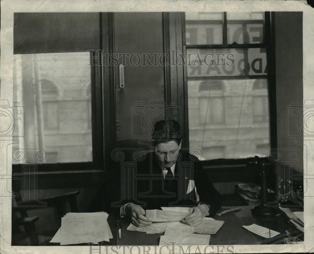 1920 Press Photo Gov Phil LaFollett, reading message any salutation - Historic Images