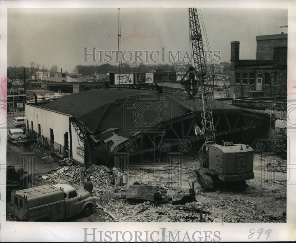 1961 Press Photo Ron-Cel Bowling Alley being demolished by a huge crane - Historic Images