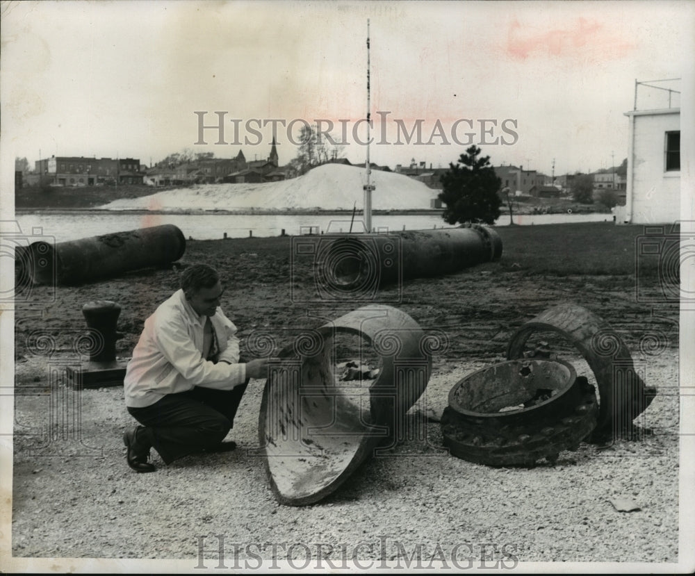 1960 Press Photo Repairs to the ruptured water main in Kenosha&#39;s harbor- Historic Images