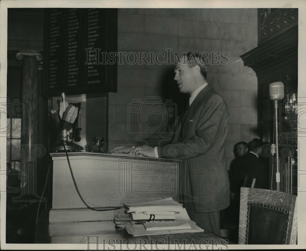 1951 Press Photo Gov Walter J Kohler Jr before the legislature - Historic Images