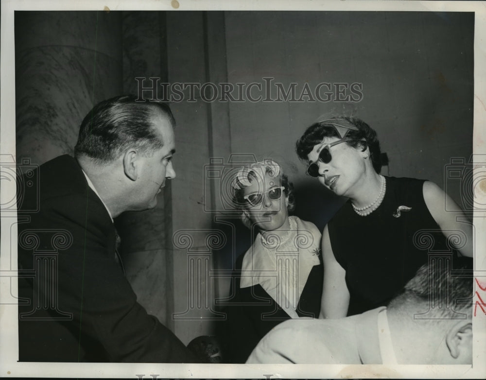 1954 Press Photo Mrs. Walter Kohler chats with Sen. McCarthy - Historic Images