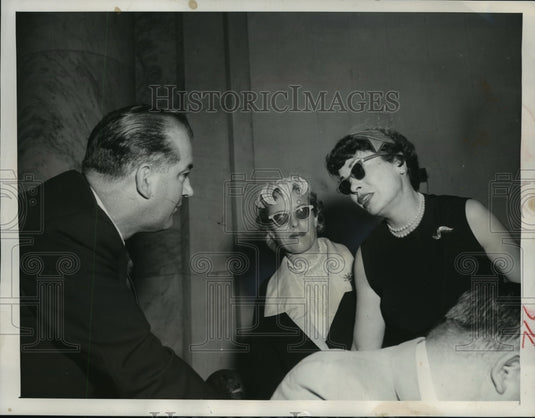 1954 Press Photo Mrs. Walter Kohler chats with Sen. McCarthy - Historic Images