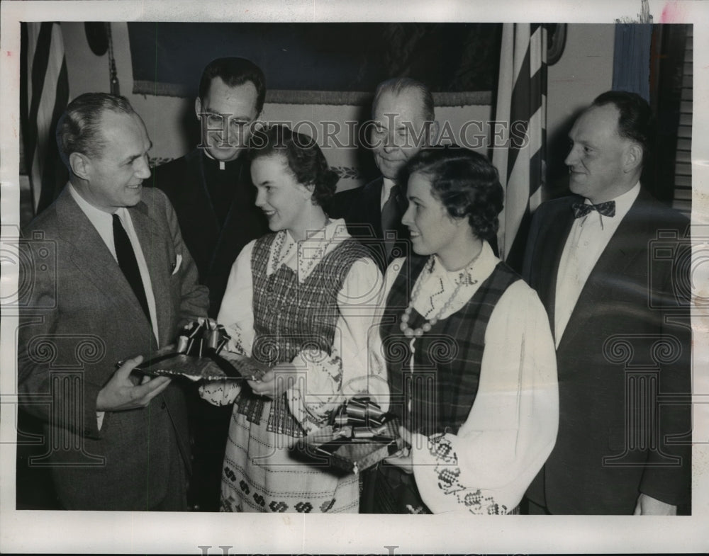1955 Press Photo Members of a delegation with Gov. Kohler - mja15658