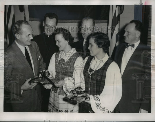 1955 Press Photo Members of a delegation with Gov. Kohler - mja15658
