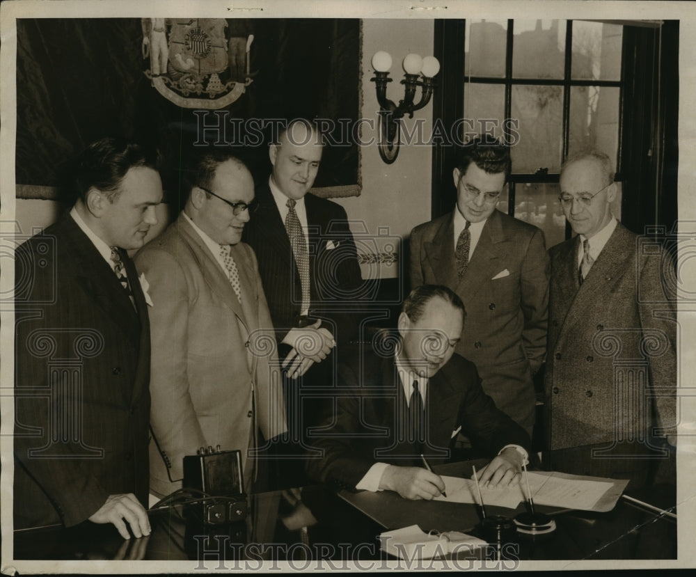 1951 Press Photo Gov. Kohler signing his first major piece of legislation- Historic Images