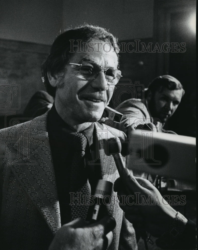 1972 Press Photo Ted M Warshadsky interviewed by press - Historic Images