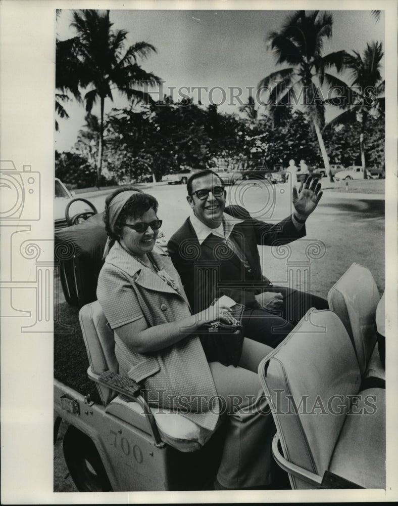 Load image into Gallery viewer, 1972 Press Photo Atty. Gen. and Mrs. Robert Warren - mja15699
