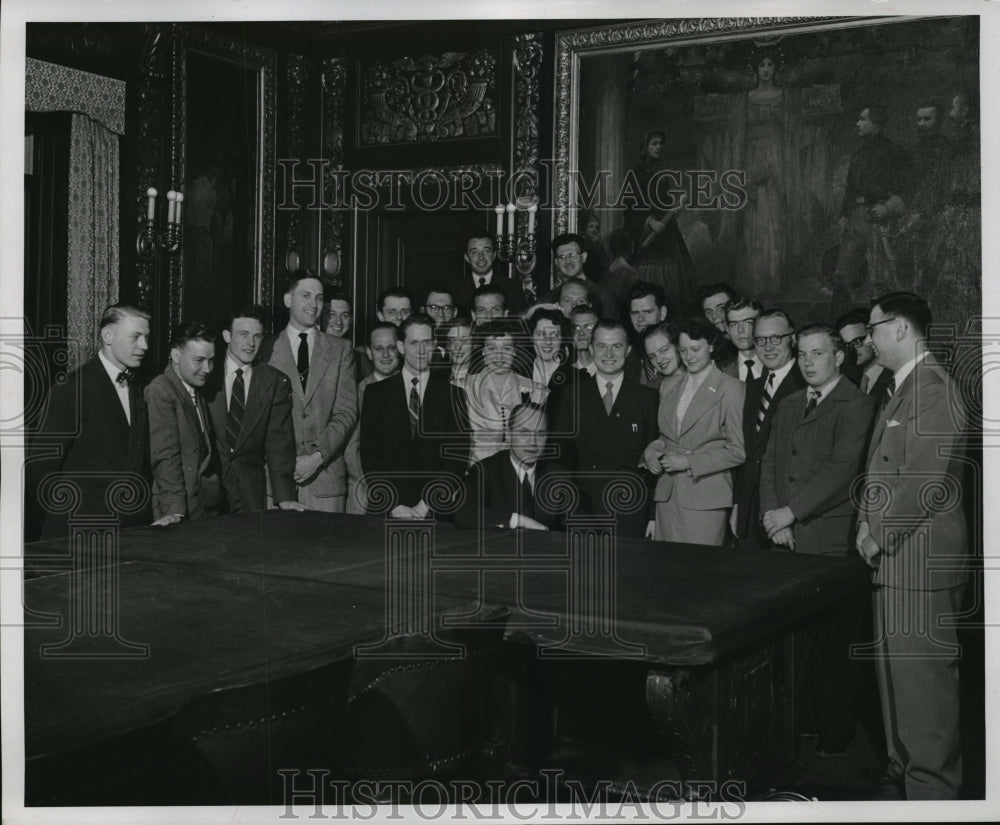 1953 Press Photo Gov. Walter J. Kohler with 27 German students- Historic Images