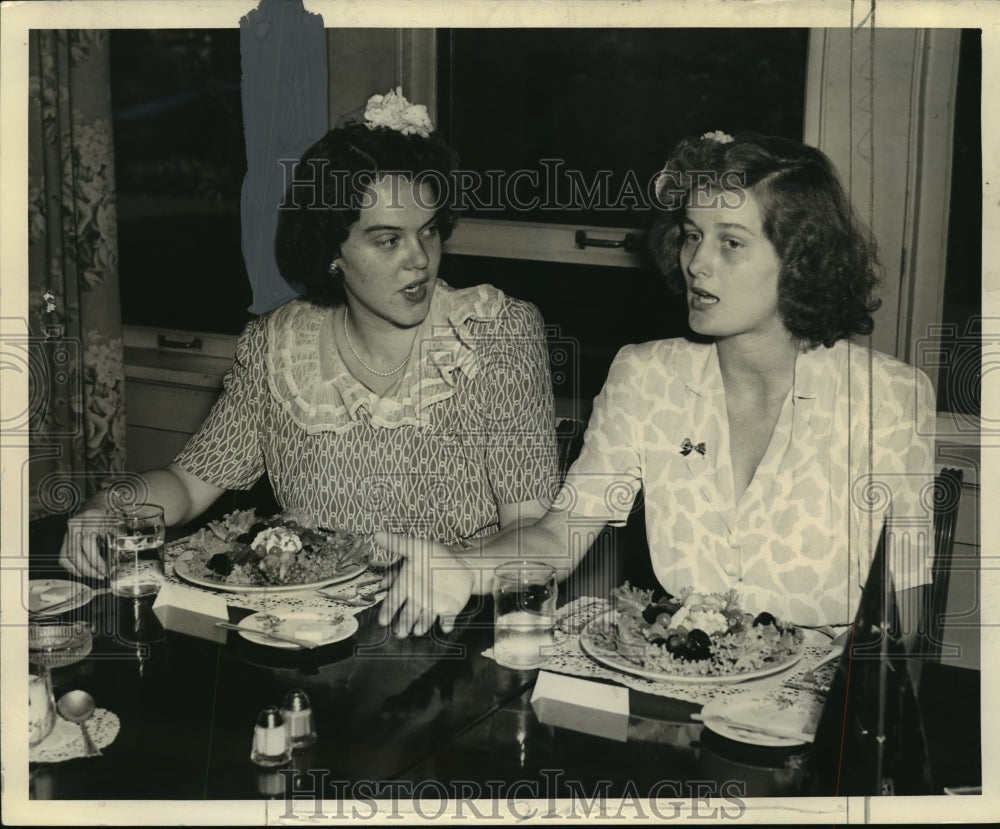 1945 Press Photo Mrs. S.A. Hokanson and Mrs. Frederick C. Kasten - mja15800