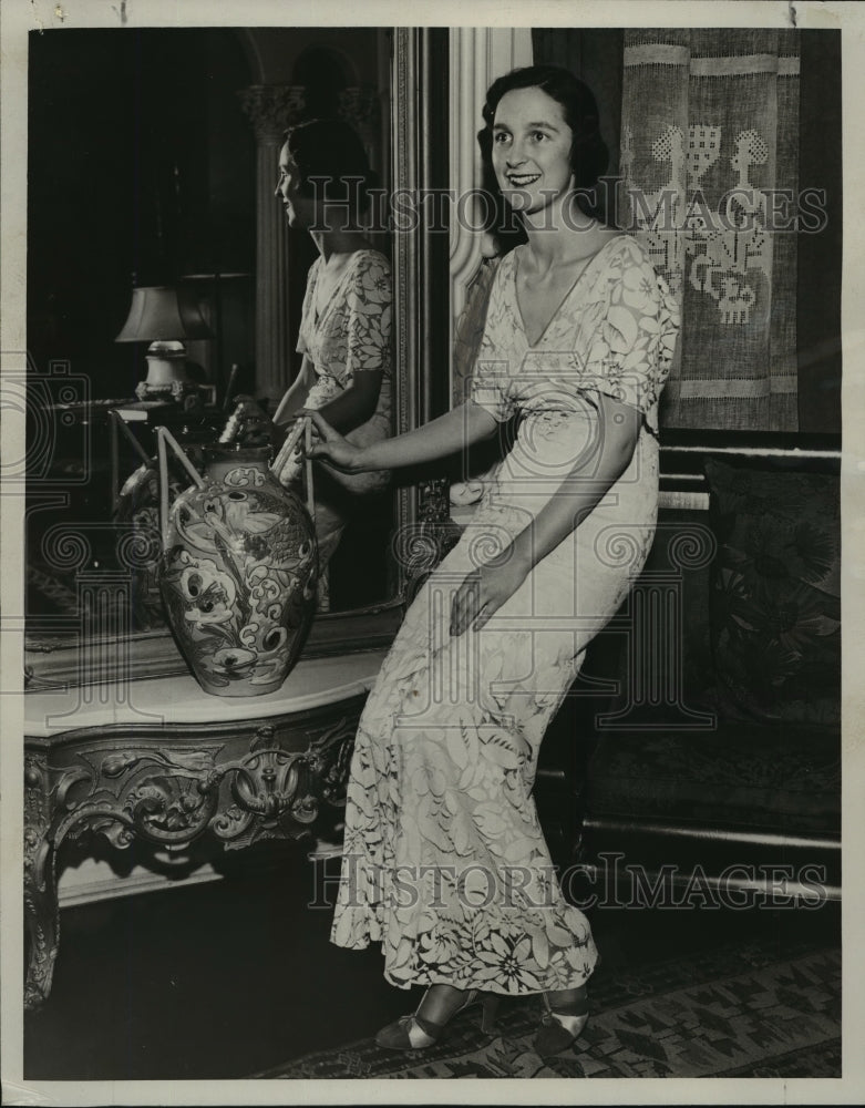 1933 Press Photo Neville Buck to be presented to society by Mrs. Dutcher- Historic Images