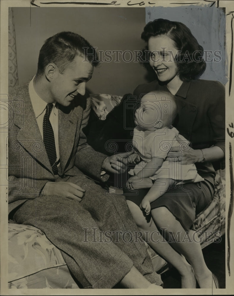 1946 Press Photo Mr. and Mrs. Jack Bryson with daughter, Constance- Historic Images