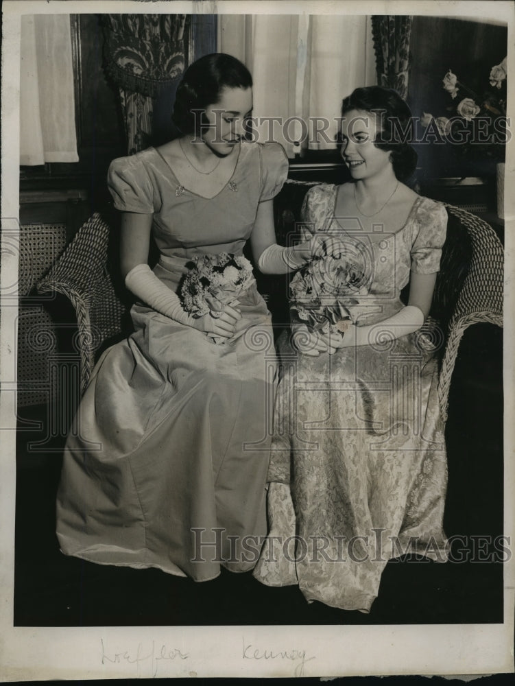 1937 Press Photo Virginia Loeffler &amp; Josephine Kenney at Wellesley for holidays- Historic Images