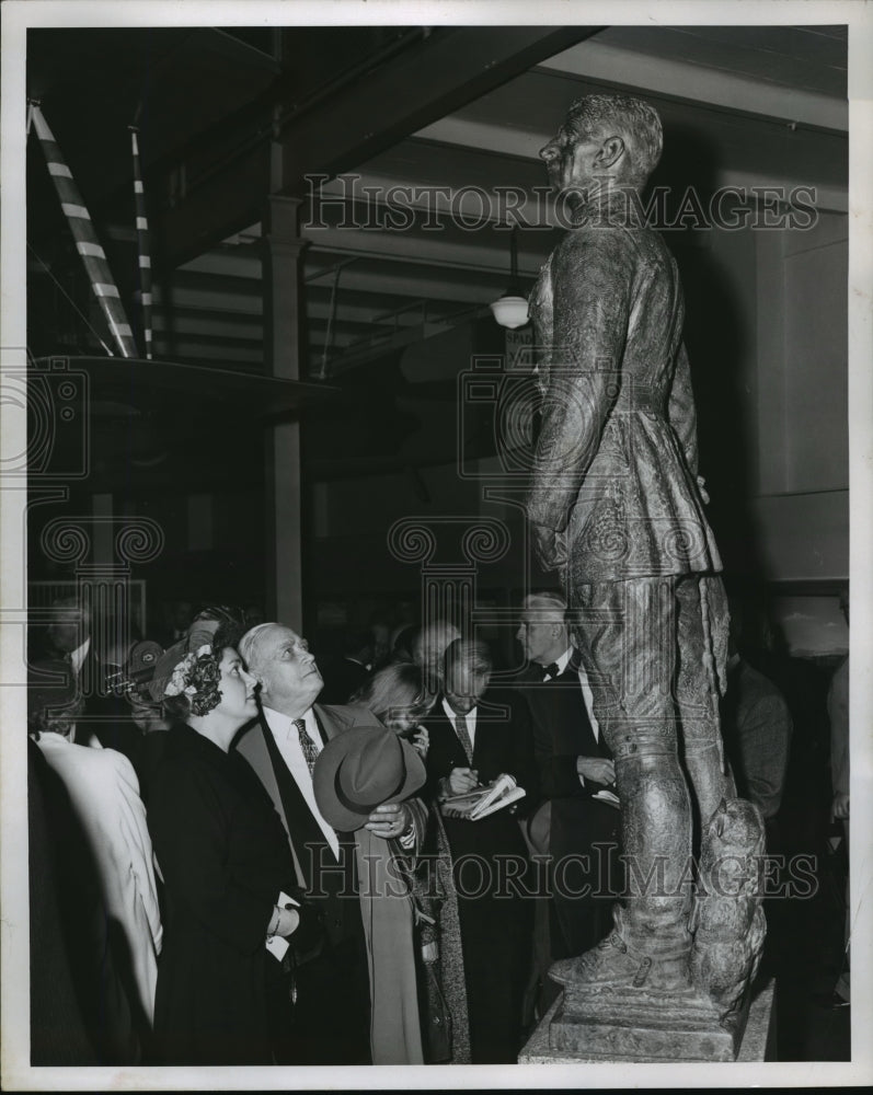 1957 Press Photo Billy Mitchell statue unveiling in the Smithsonian Institution- Historic Images