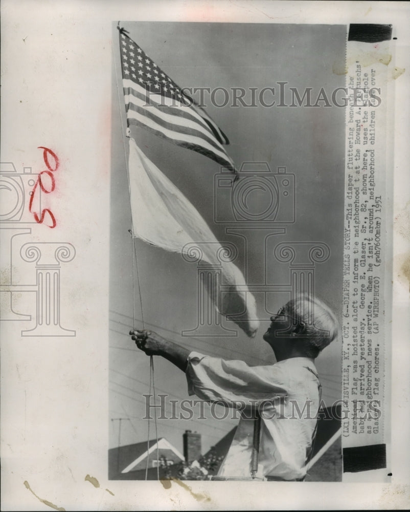 1951 Press Photo George Glaser, Sr. uses flagpole as a neighborhood news service- Historic Images