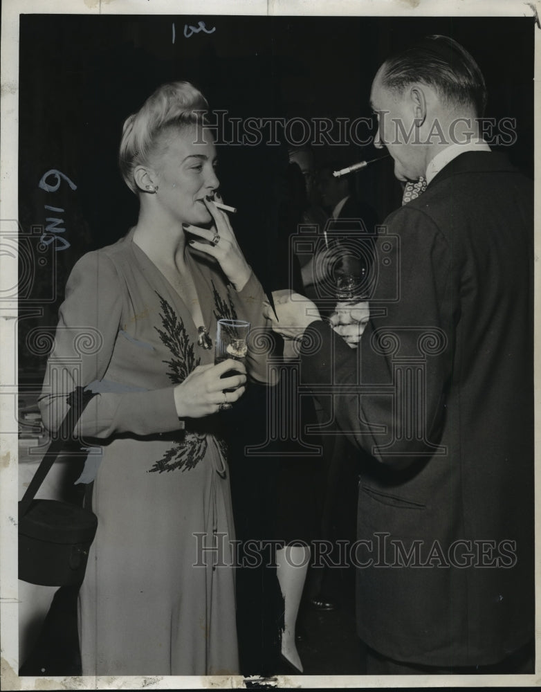 1946 Press Photo Attractive blond Mrs. W. Whitcomb Busby - mja16035- Historic Images