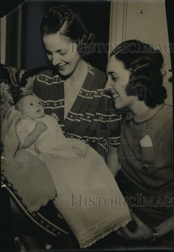 1939 Press Photo Mrs. Richard Brady and Brenda Ann, godmother Irene Beck- Historic Images