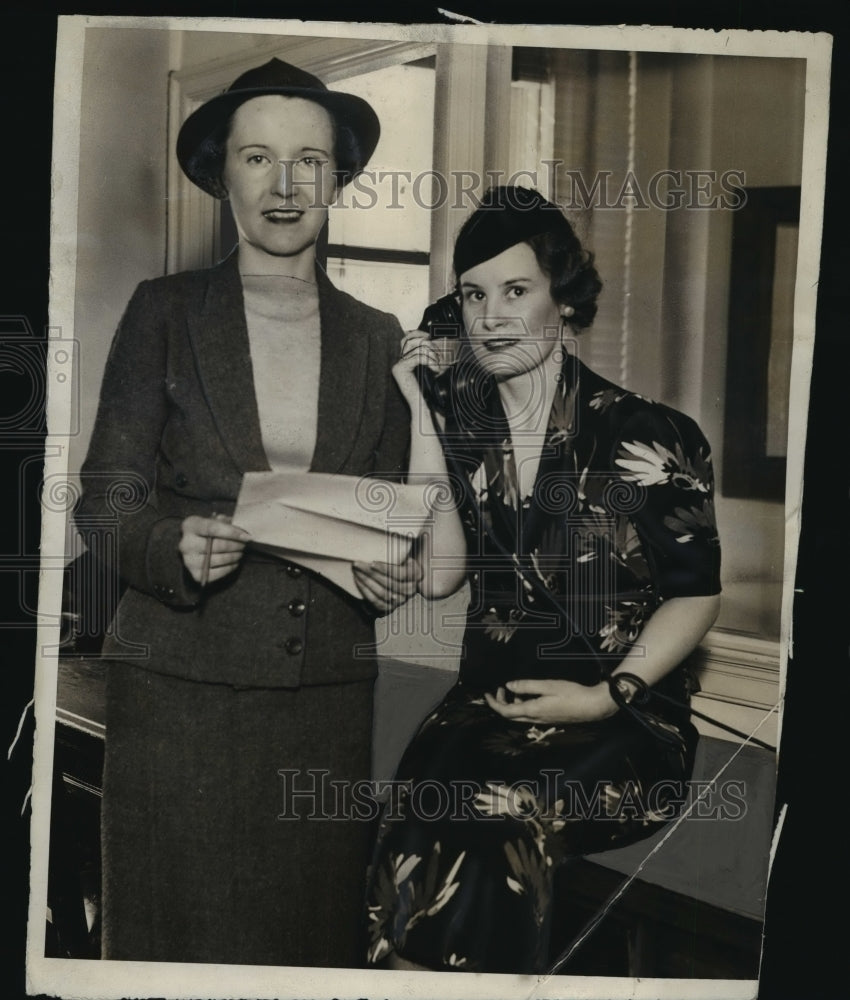 1957 Press Photo Virginia Masden and Mrs. Durfee Day- Historic Images