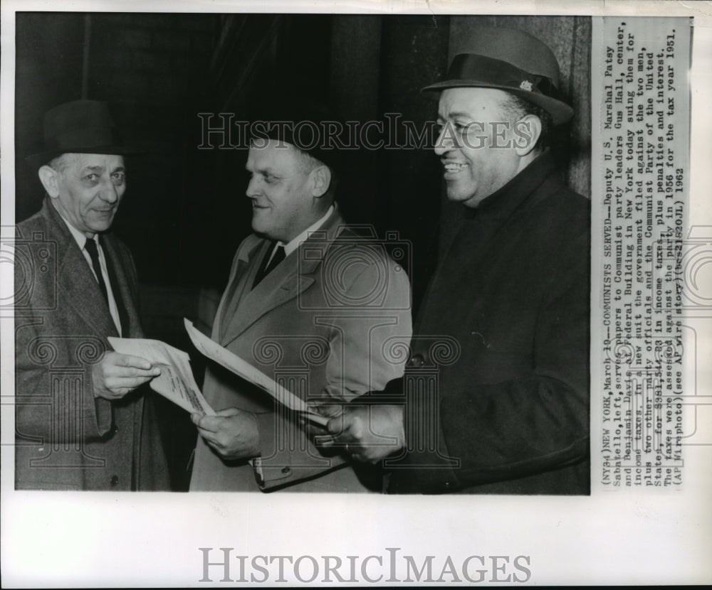 1962 Press Photo Deputy U.S. Marshal Patsy Sabatello, Gus Hall, Benjamin Davis- Historic Images