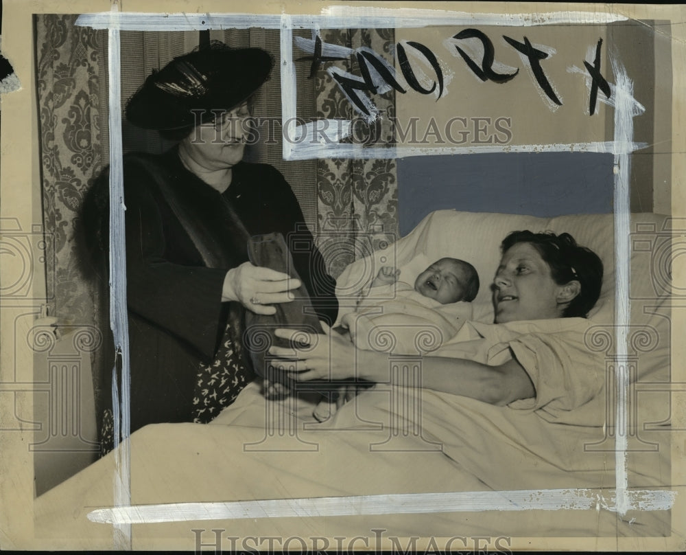 1938 Press Photo Catherine Wittman 2,000th baby born at St Anthony&#39;s Hospital- Historic Images