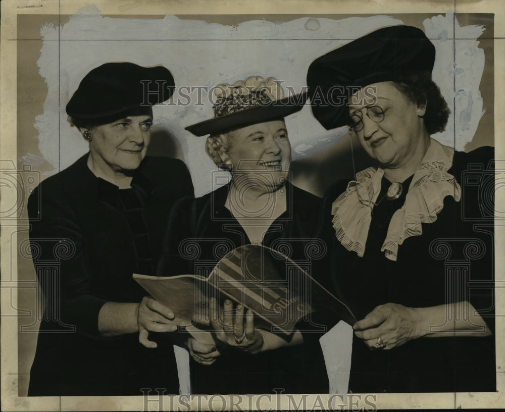 1944 Press Photo Mrs. William Knoernschild &amp; other Marquette League members