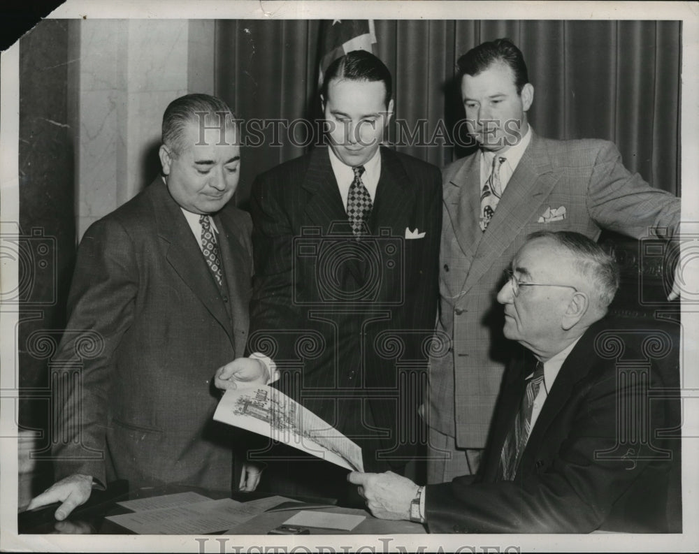 1947 Press Photo GH Moore presents scroll on tribute to William Randolph Hearst