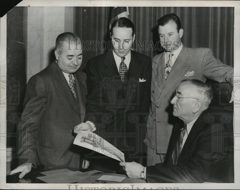 Load image into Gallery viewer, 1947 Press Photo GH Moore presents scroll on tribute to William Randolph Hearst
