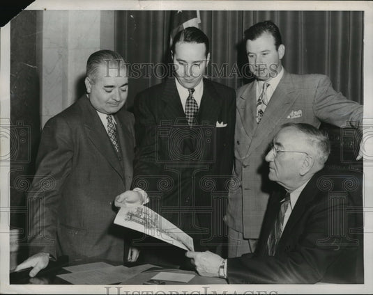 1947 Press Photo GH Moore presents scroll on tribute to William Randolph Hearst