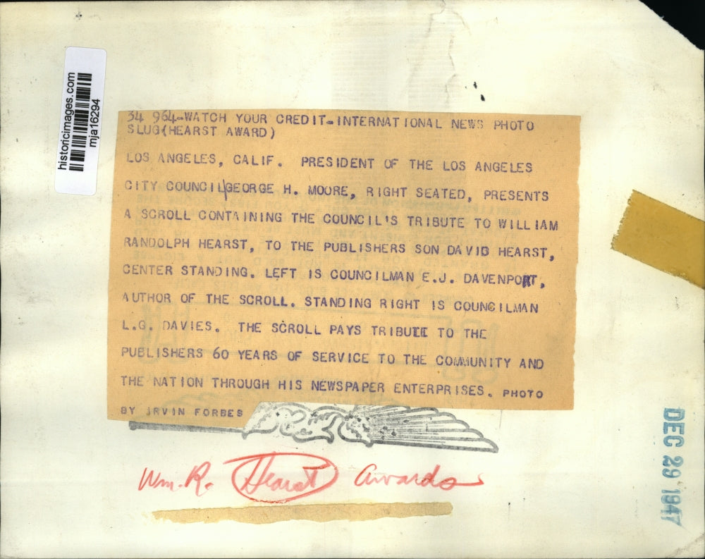 1947 Press Photo GH Moore presents scroll on tribute to William Randolph Hearst