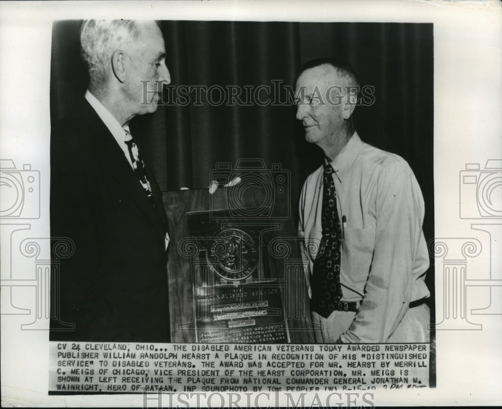 1949 Press Photo Mr. Meigs receives plaque for Mr. William Hearst from Wainright- Historic Images